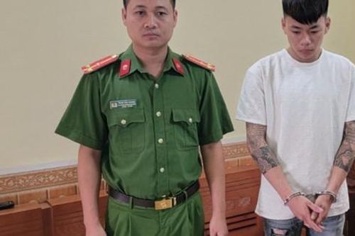 Bắt tạm giam thanh niên 19 tuổi mang dao chém 'đối thủ'