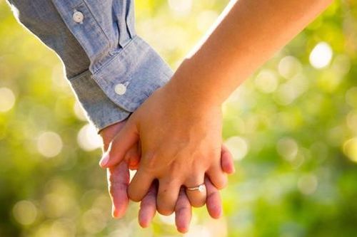 Bi hài những thói quen trong nhà tắm khiến bạn đời khó chịu