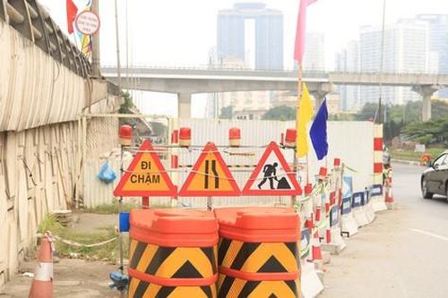 Tuyến rào chắn 'làm khổ' người dân ở Hà Nội