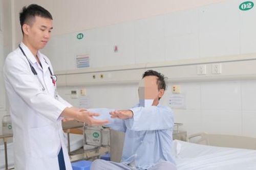 Đang đi đường, người đàn ông bất ngờ ngã quỵ, nhồi máu não