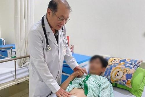 Phẫu thuật thành công u phì đại lành tính tuyến tiền liệt và túi thừa bàng quang cho người bệnh là Việt kiều Mỹ