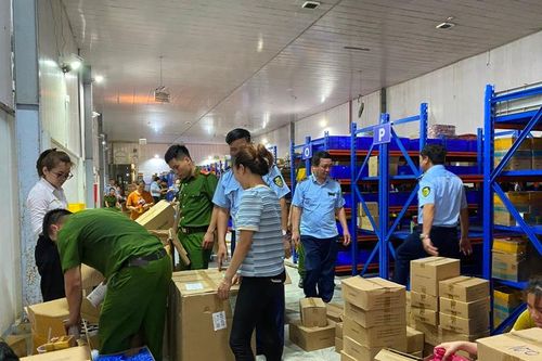 Phát hiện kho hàng 'khủng' gồm điện thoại, máy tính bảng, đồng hồ thông minh... nghi nhập lậu