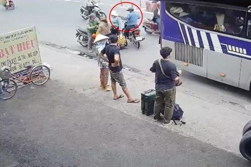 Nam thanh niên giật dây chuyền giữa phố đông người