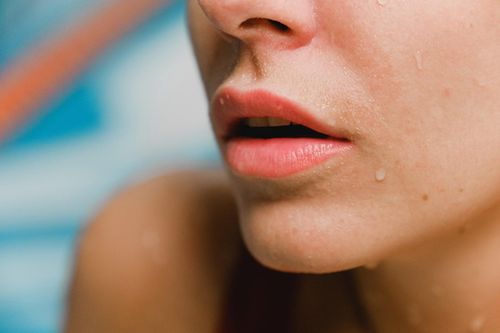Dùng son quá nhiều gây thâm môi?