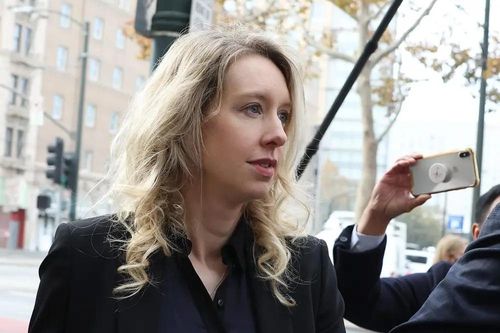 Bạn tù chờ đợi Elizabeth Holmes