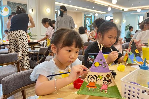 'Chạm vào nghệ thuật' từ chất liệu dân gian