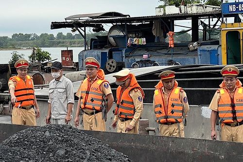 Bắt giữ 2 tàu chở gần 7.000 tấn than không hóa đơn, chứng từ