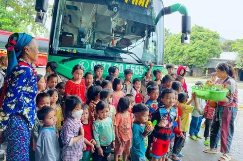 Chuyến xe yêu thương dành cho trẻ thơ vùng cao xứ Nghệ