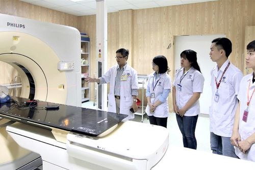 Xét tuyển ngành sức khỏe có môn Ngữ văn: Không phản khoa học nhưng tránh lạm dụng