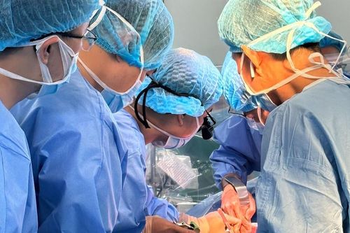 Cứu sống bệnh nhân ung thư thận có bướu lan đến sát tim