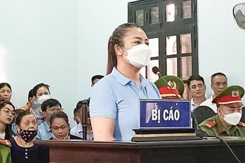 Đòi 'hôn CSGT đến chết', người phụ nữ lĩnh 20 tháng tù