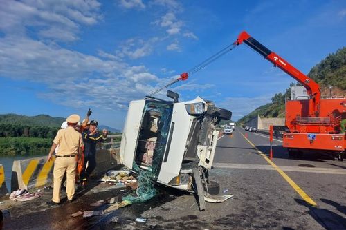 Vụ xe khách tông xe đám cưới trên cao tốc: Tạm giữ tài xế