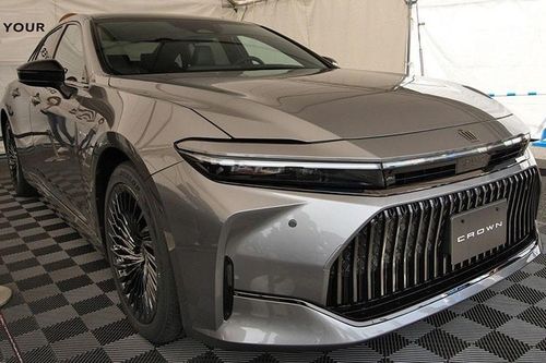 Toyota Crown Sedan 2024 - 'xe bộ trưởng' thế hệ mới nâng cấp những gì?