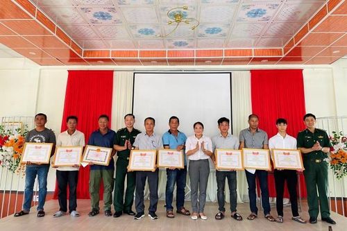 Tuyên truyền Luật Biên phòng Việt Nam và khen thưởng thành tích bảo vệ chủ quyền biển, đảo