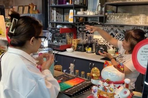 Quán cafe đặc biệt giao tiếp bằng tay