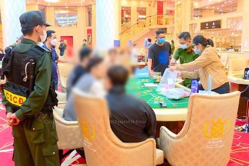 Khởi tố nhóm đối tượng cầm đầu ổ đánh bạc lớn tại 1 khách sạn ở Nha Trang