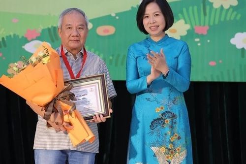 Nhà văn Trần Đức Tiến giành giải 'Hiệp sĩ Dế Mèn' 2023
