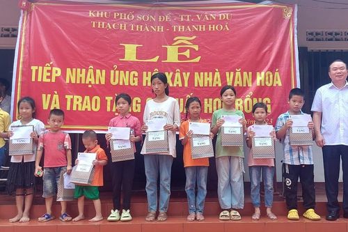 Đồng chí Nguyễn Kim Tinh, Phó Bí thư thường trực Đảng ủy Bộ Tư pháp tặng quà tại Thanh Hóa