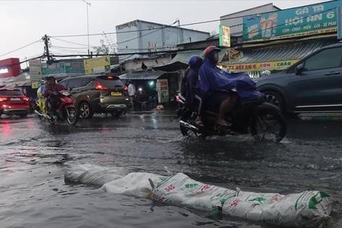 TPHCM mưa lớn là ngập, mới 'xóa' ngập 5/18 tuyến đường