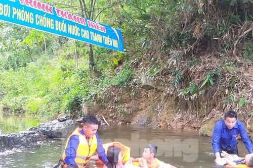 Ngăn suối làm 'bể bơi' cho trẻ ngày hè