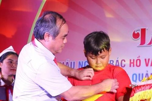Trao huy hiệu Tuổi trẻ dũng cảm cho nam sinh lớp 6 cứu 2 người đuối nước