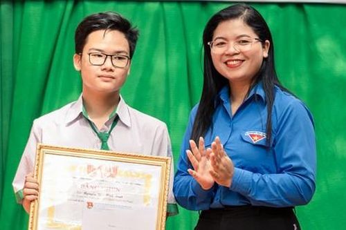 Nam sinh Đắk Nông giành vòng nguyệt quế Đường lên đỉnh Olympia được khen thưởng