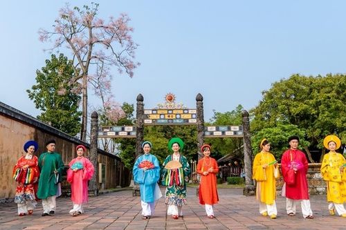 'Check-in' Hoàng cung với cổ phục