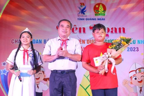 Trao huy hiệu 'Tuổi trẻ dũng cảm' cho học sinh cứu 2 người đuối nước
