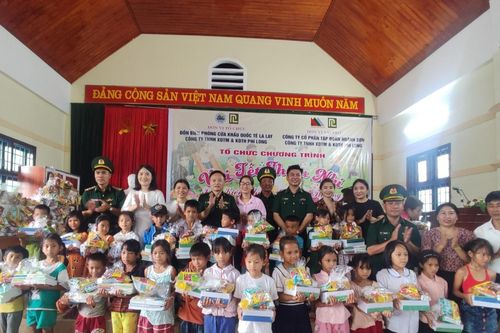 Tết thiếu nhi của trẻ em vùng biên Việt-Lào