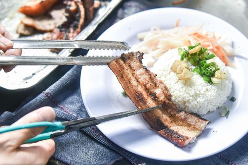 Rủ vợ mở cơm tấm miền Tây, chủ quán Hà Nội bán 700 suất/ngày, nướng cả tạ thịt