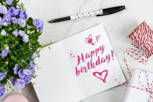 Từ lời chúc mừng sinh nhật lạ, bố phát hiện hai con không cùng huyết thống