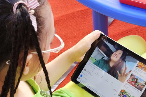 Cần trang bị kiến thức Internet cho trẻ thay vì cấm đoán cực đoan