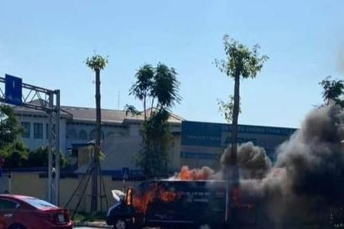 Xe đón khách sân bay Cát Bi bốc cháy dữ dội, hành khách nháo nhào thoát thân