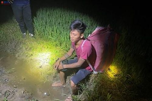 Bắt đối tượng 'cõng' 1.250 gói thuốc lá nhập lậu qua biên giới
