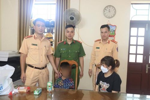 Cháu bé lạc mẹ, trượt chân rơi xuống sông Ka Long