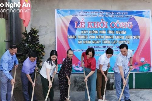Khởi công xây dựng nhà tình nghĩa và tặng quà cho gia đình chính sách ở huyện Anh Sơn