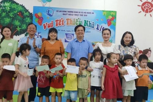 Tổ chức Tết thiếu nhi và trao quà cho trẻ em đang trị liệu, giáo dục đặc biệt