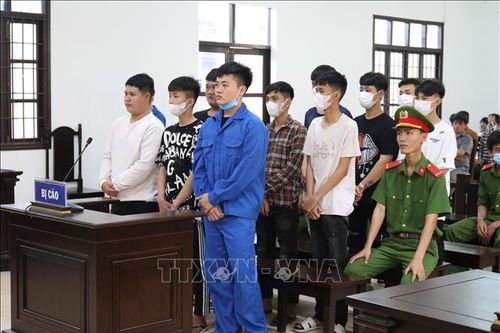 Xét xử nhóm đối tượng mang hung khí 'xử lý' đối thủ