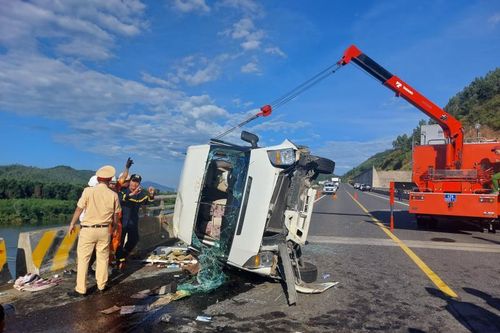 Tạm giữ hình sự tài xế xe khách tông xe rước dâu, 1 người tử vong