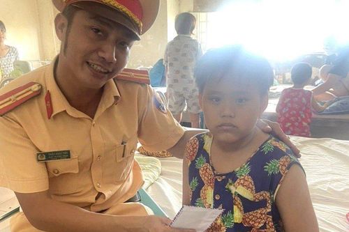 Cảnh sát giao thông mang Tết thiếu nhi đến với trẻ ở bệnh viện
