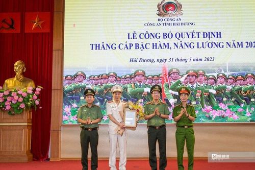 Giám Công an, Phó Giám đốc Công an Hải Dương thăng quân hàm Đại tá