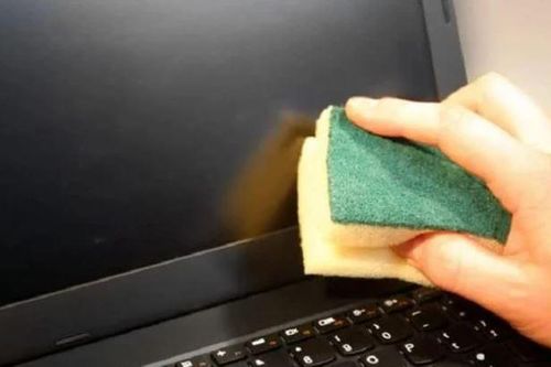 Lau màn hình máy tính đừng dùng khăn giấy hay nước lã: Lấy thứ này lau mới sạch, không còn một hạt bụi