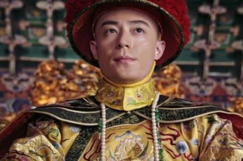Khi hoàng đế tắm, ai sẽ là người phục vụ?