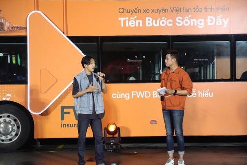 Lượng người khủng nhấn nút 'play' trên chuyến xe xuyên Việt của Bảo hiểm FWD