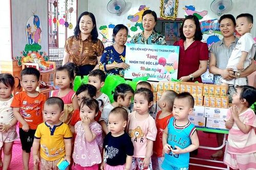 Hội LHPN Hải Phòng: Tặng quà con em của nữ công nhân dịp Tết Thiếu nhi 1/6