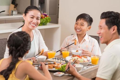 3 dấu hiệu nhỏ trên bàn ăn cho thấy con bạn rất hiếu thảo