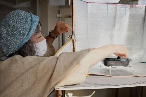 Sống giữa thủ đô hiện đại nhất châu Á, người phụ nữ nhiều năm liền không tốn một đồng tiền điện