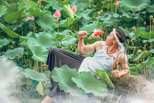 Đàn ông mặc yếm chụp ảnh với hoa sen - trò lố 'phản cảm gây chú ý'