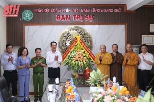 Phó Bí thư Tỉnh ủy Trịnh Tuấn Sinh chúc mừng chức sắc, tăng ni, Phật tử nhân lễ Phật đản