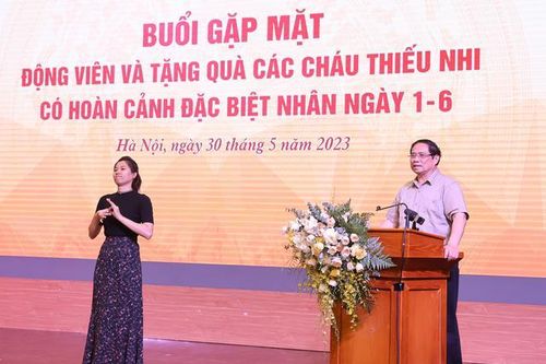 Thủ tướng: Khắc phục tình trạng xếp hàng mua hồ sơ xét tuyển vào trường công lập